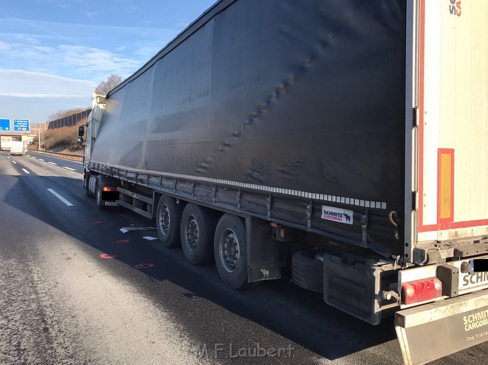 LKW Ladung verschoben A 3 Rich Oberhausen Hoehe AS Koeln Dellbrueck SP P03.jpg